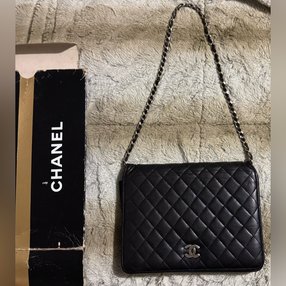 Chanel Black Quilted Leather Shoulder Bag with Elegant Chain